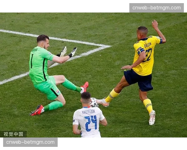 镜头语言:看台上,一位小球迷在沉闷的比赛过程中沉沉睡去 镜头语言:看台上,一位小球迷在沉闷的比赛过程中沉沉睡去