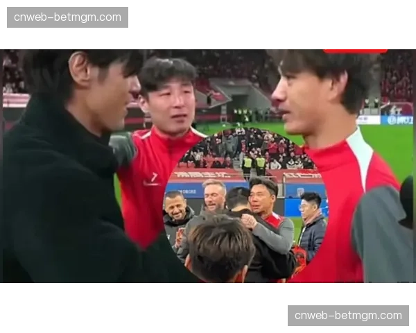 镜头捕捉：球迷看台掀起人浪，致敬退役球星